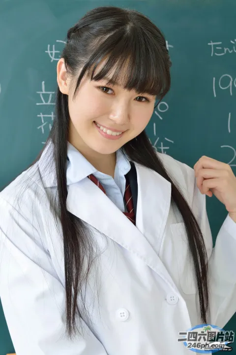 身穿实验服的 arafed 亚裔女性在黑板前摆姿势