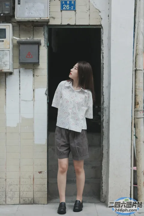 站在门口的阿拉夫德女人，手里拿着牌子