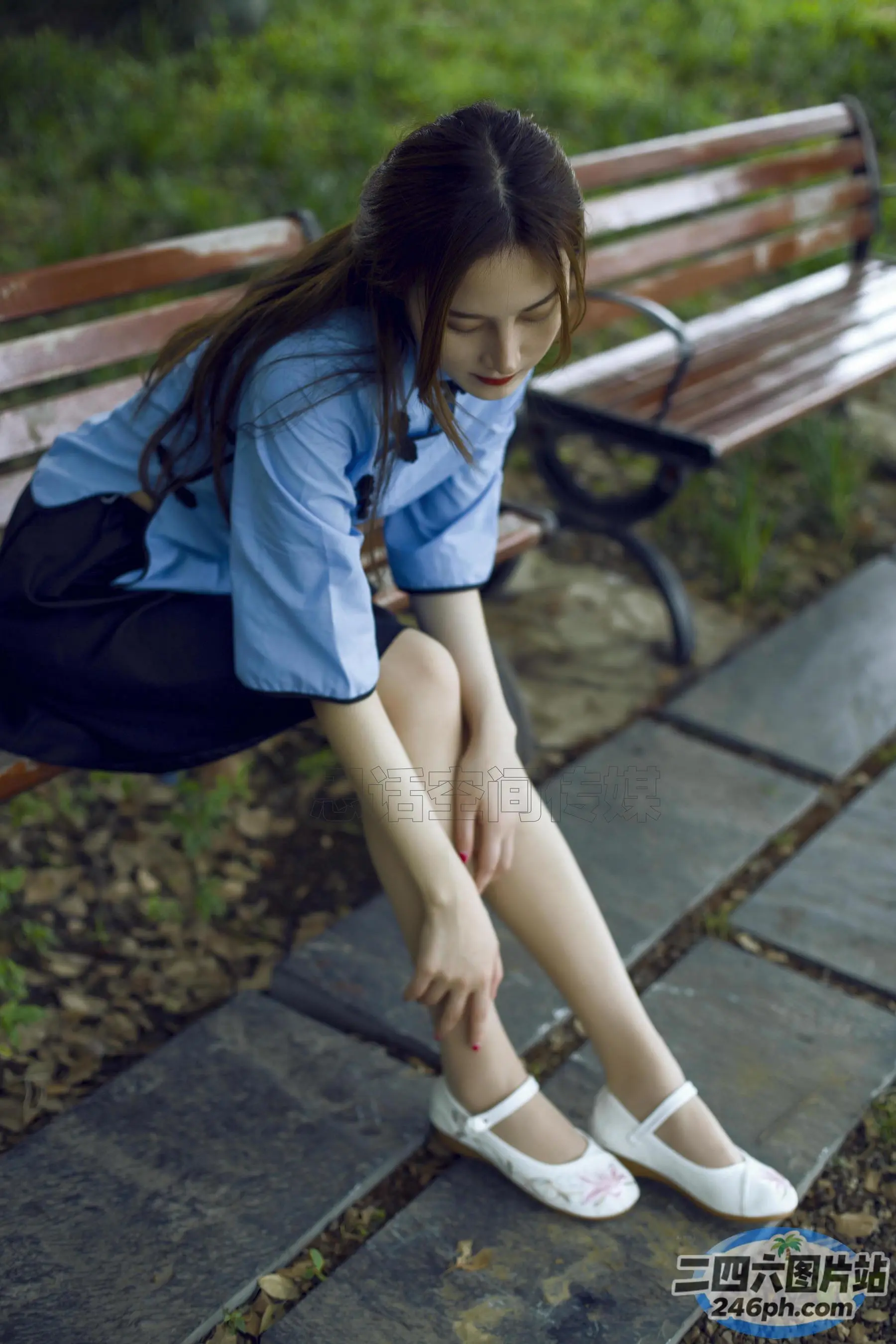 阿拉菲女子双腿交叉坐在长凳上