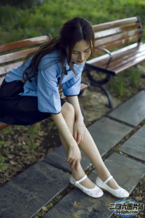 阿拉菲女子双腿交叉坐在长凳上