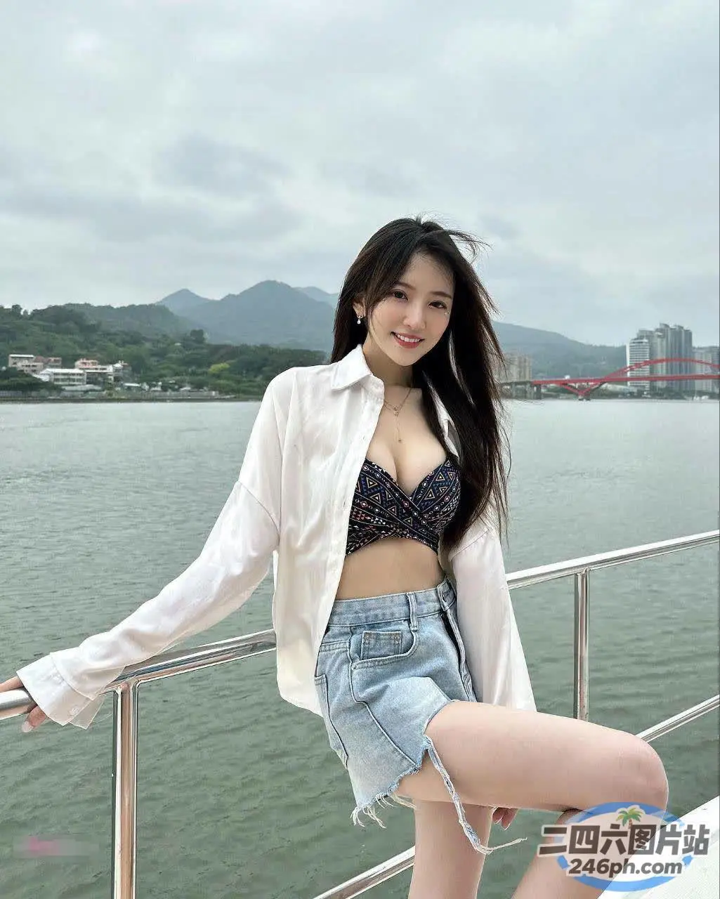 一名女子站在靠近水体的船上的特写镜头