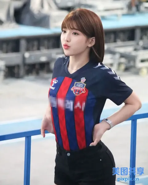 一名身穿足球服的女子合影
