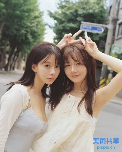 两名亚裔女性在街上合影