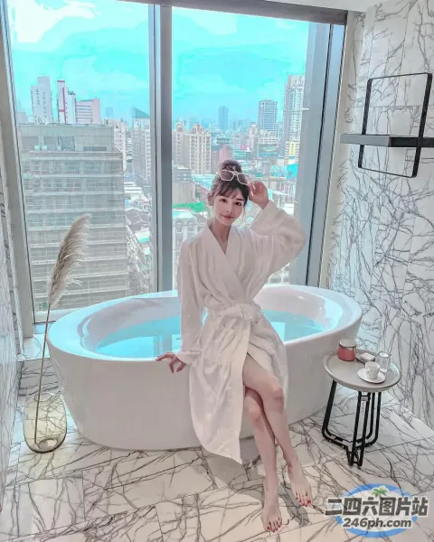 坐在浴室浴缸里的女人，可以看到城市的景色