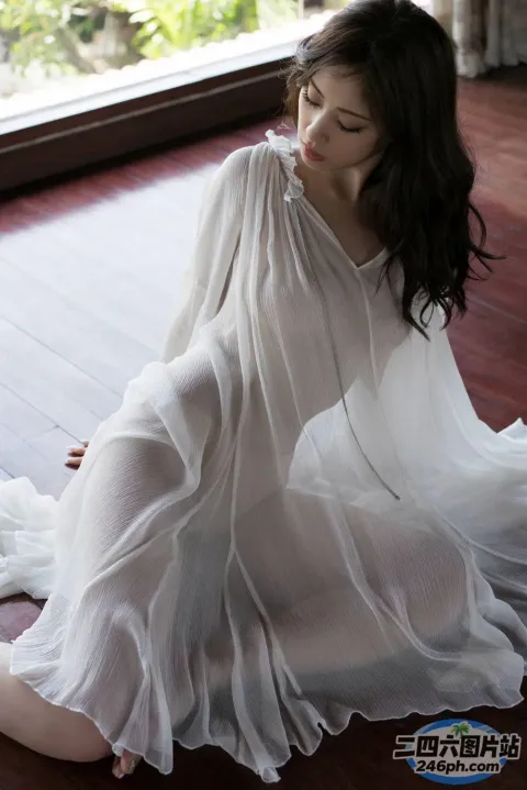 坐在木地板上、身穿白色连衣裙的阿拉夫德女人