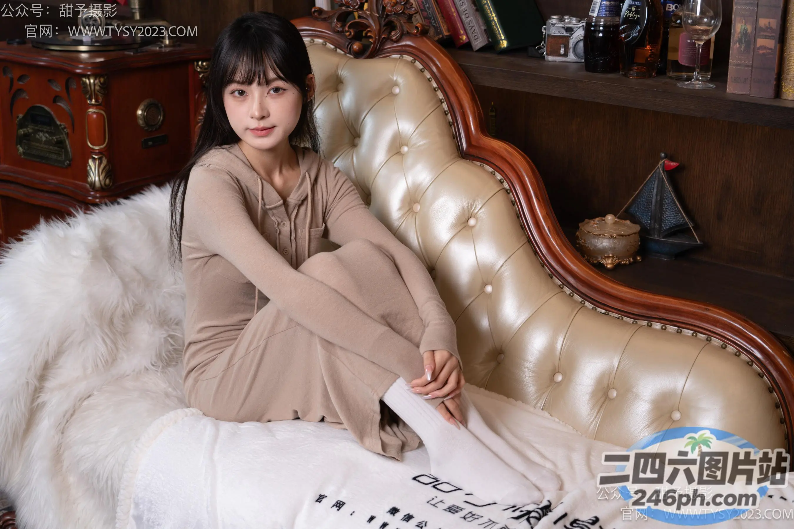 有个女人坐在沙发上，手里拿着一本书