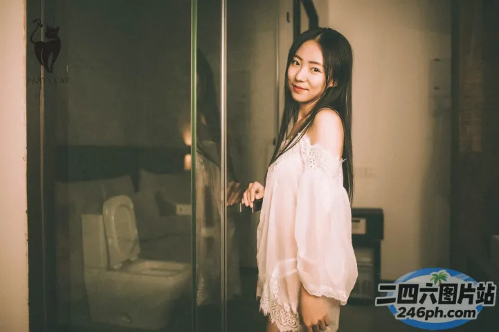 有一个女人站在一个有玻璃门的房间里