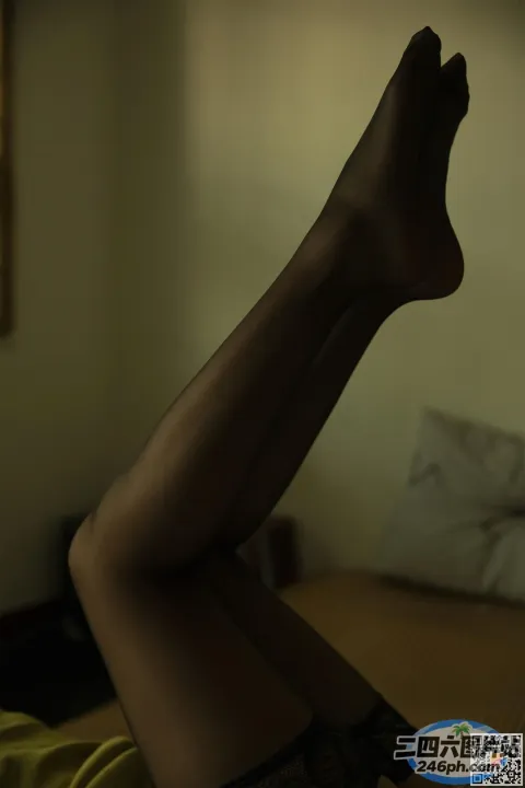 有个女人躺在床上，双腿抬起