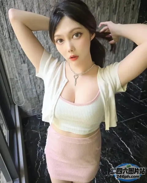 一个穿着粉红色裙子和白色上衣的女人的特写