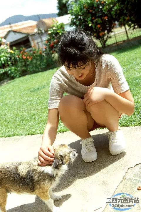 有个女人跪下来抚摸着一只小狗