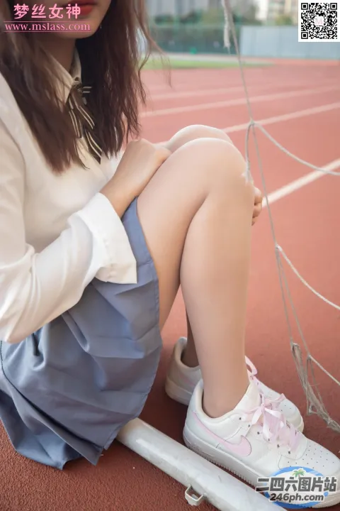 阿拉夫德女人坐在网球场上，双腿交叉