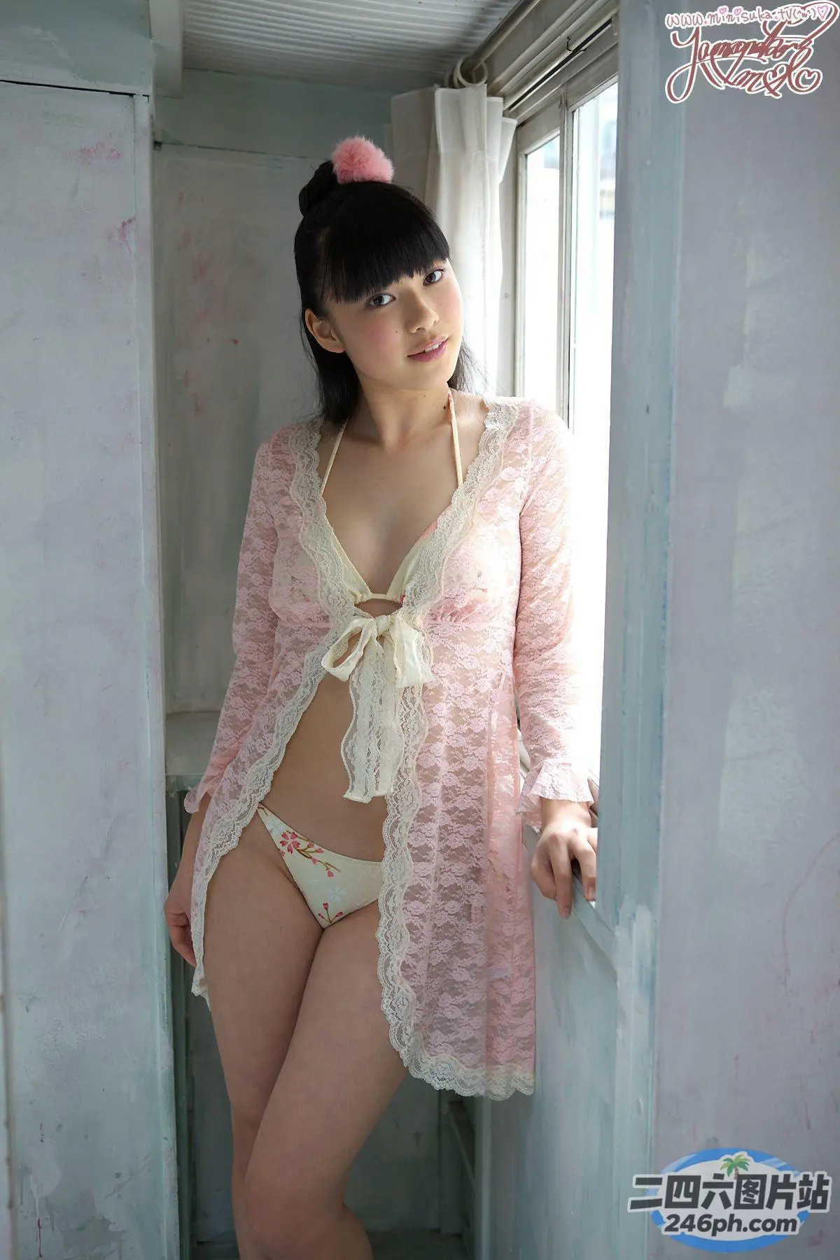一位身穿粉红色内衣的女子摆姿势拍照的特写