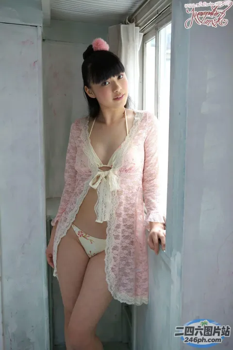 一位身穿粉红色内衣的女子摆姿势拍照的特写