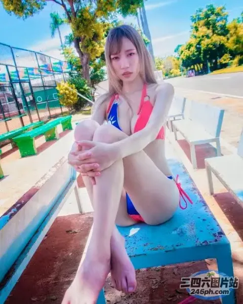 阿拉夫德女人穿着比基尼坐在长凳上，手里拿着网球拍