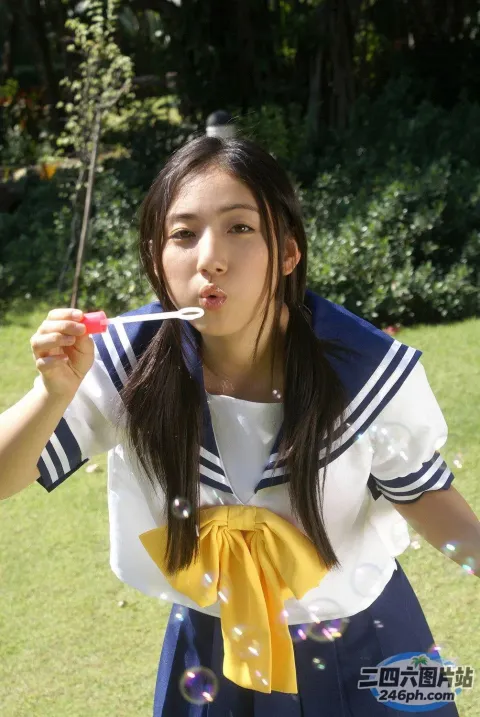 阿拉夫德亚裔女子站在田野里吹泡泡