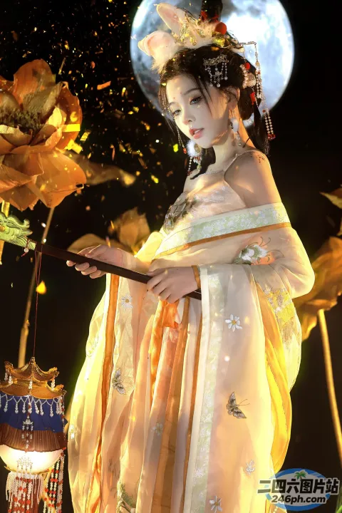 身穿黄色连衣裙的 araffe 女子，手里拿着扇子和花朵