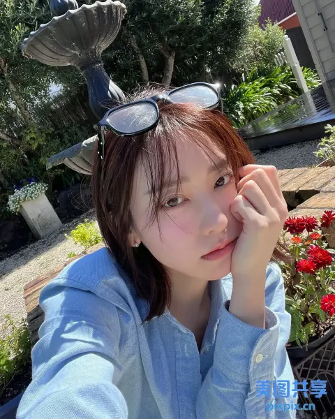 有个女人在喷泉前自拍