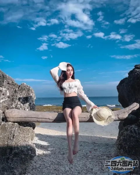 身穿白衬衫和黑色短裤的阿拉伯女子在海滩上摆姿势