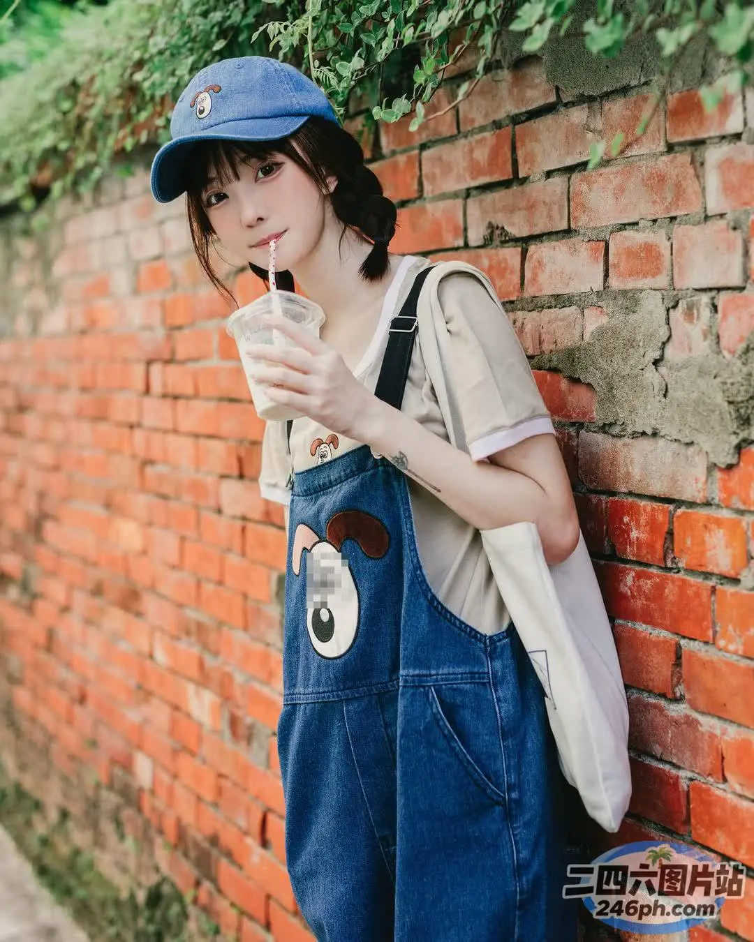 戴着蓝色帽子和工作服的 Araffe 喝着饮料