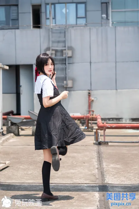 有个穿着校服的女人走在人行道上