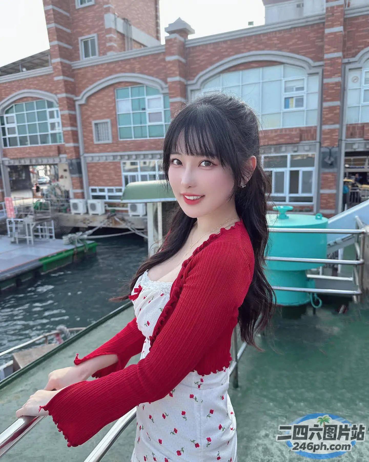 水中有个女人站在船上
