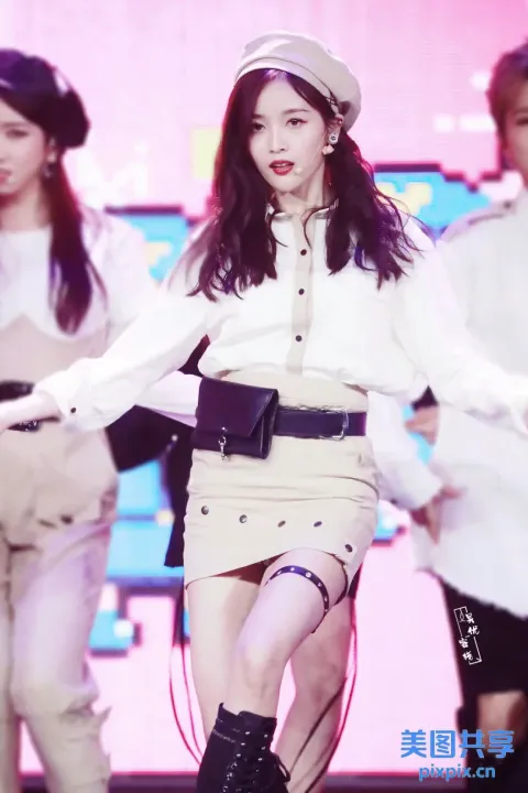 Araffe Girl 的一代在演唱会上登台表演