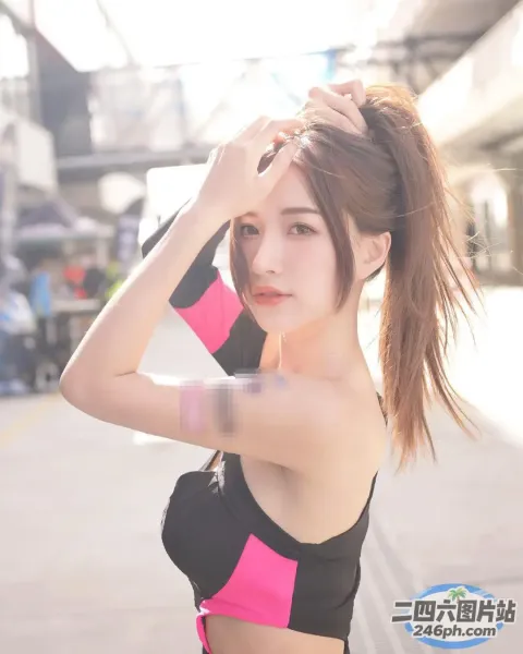 身穿黑色和粉色上衣的女人的特写