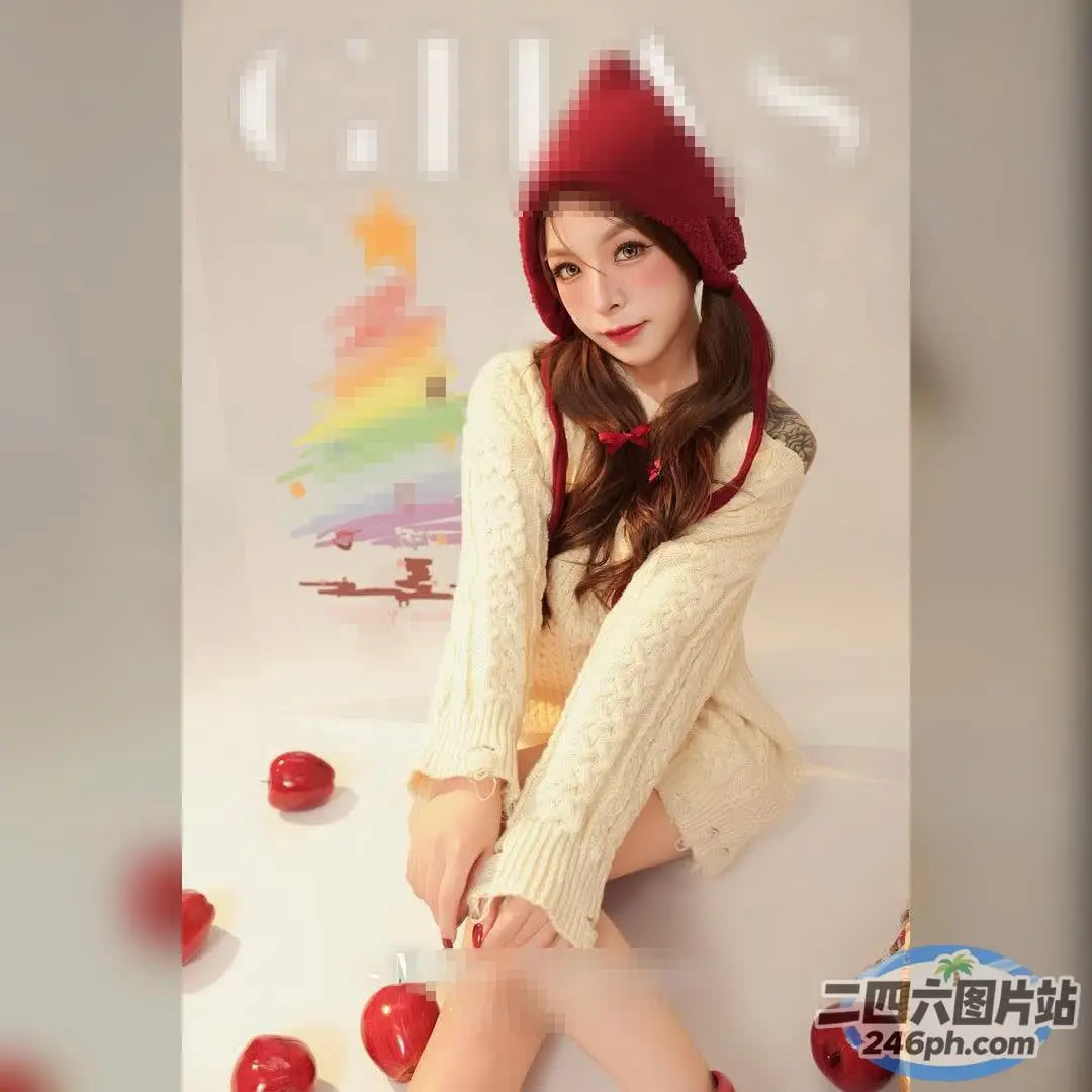 一个戴着红帽子坐在桌子上的女人的特写