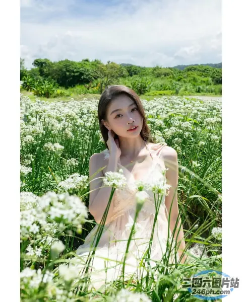坐在白花田里的阿拉菲德女人