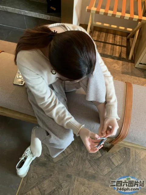 阿拉夫女人坐在长椅上看手机