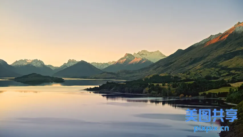 远处是山脉，前景是湖泊