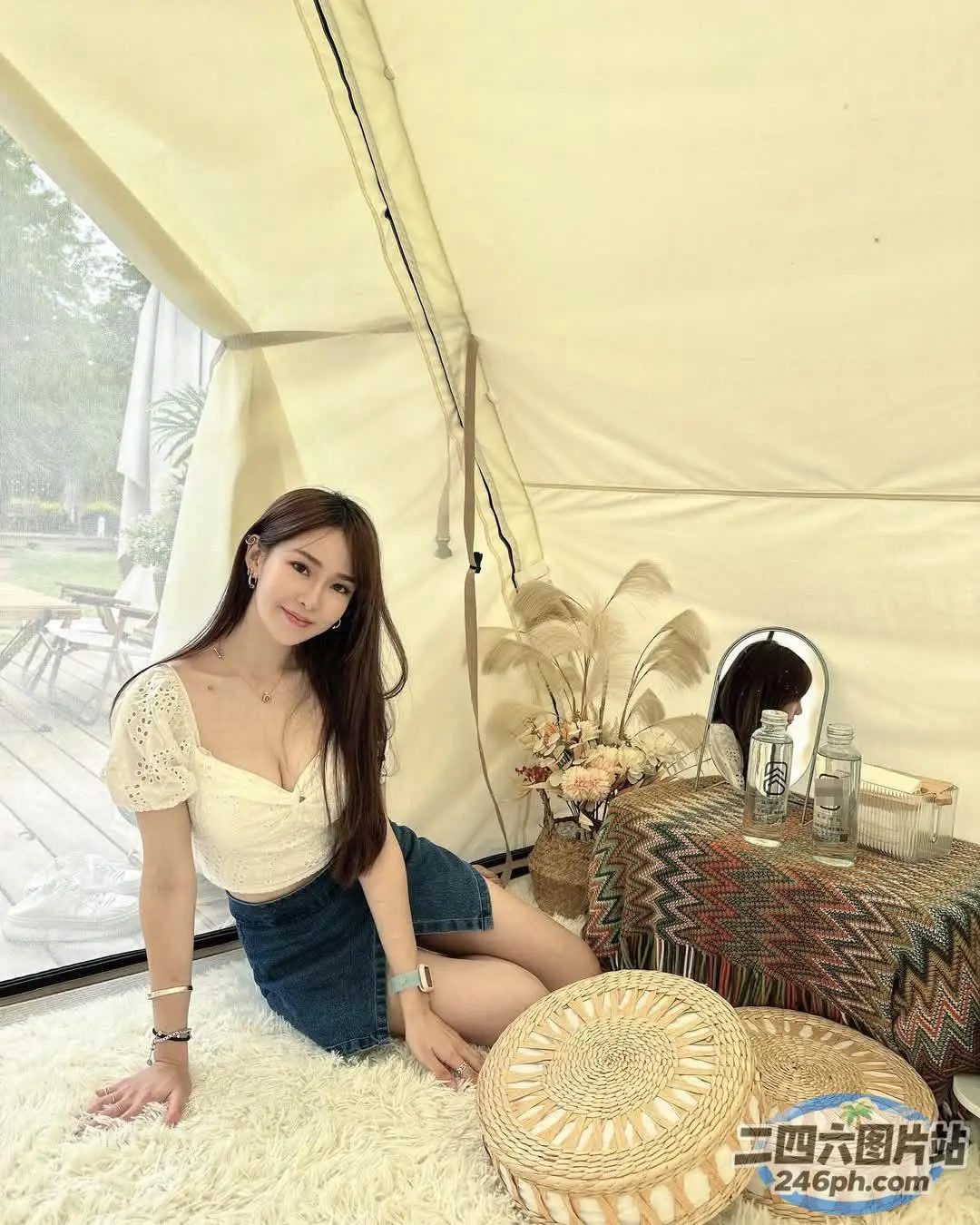 帐篷里有个女人坐在地板上