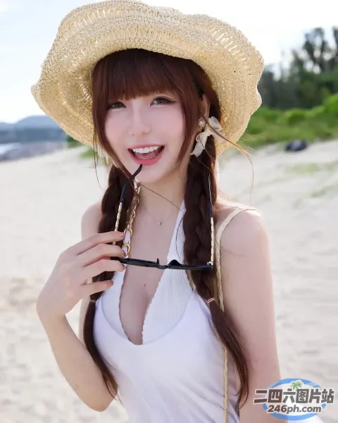 海滩上戴着草帽和墨镜的 araffe 女孩