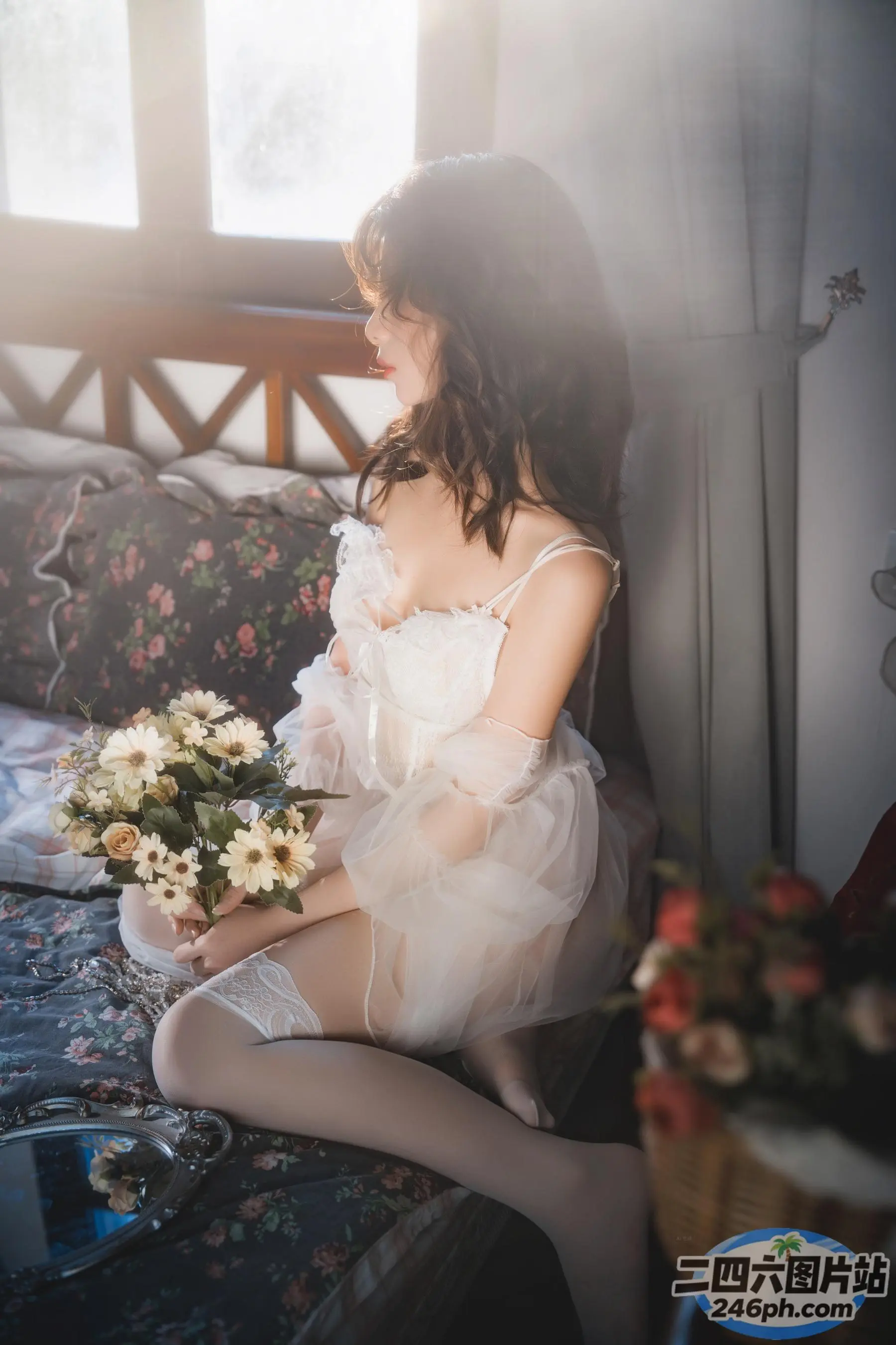 有一个女人坐在沙发上，手里拿着一束鲜花