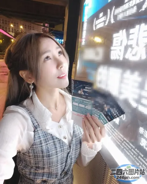 穿着白衬衫和格子背心的 arafed 女人看着屏幕