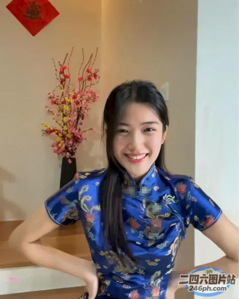 身穿蓝色连衣裙的 Arafed 亚洲女子合影留念