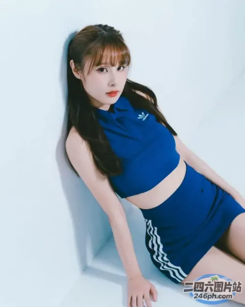一位穿着蓝色上衣和裙子的女人的特写