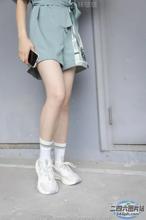 一个穿着短裙和运动鞋的女人的特写