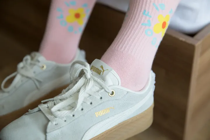 有一个穿着白色鞋子和粉红色袜子的人