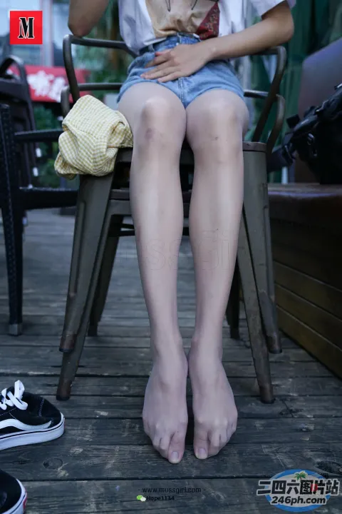 有个女人坐在椅子上吃甜甜圈