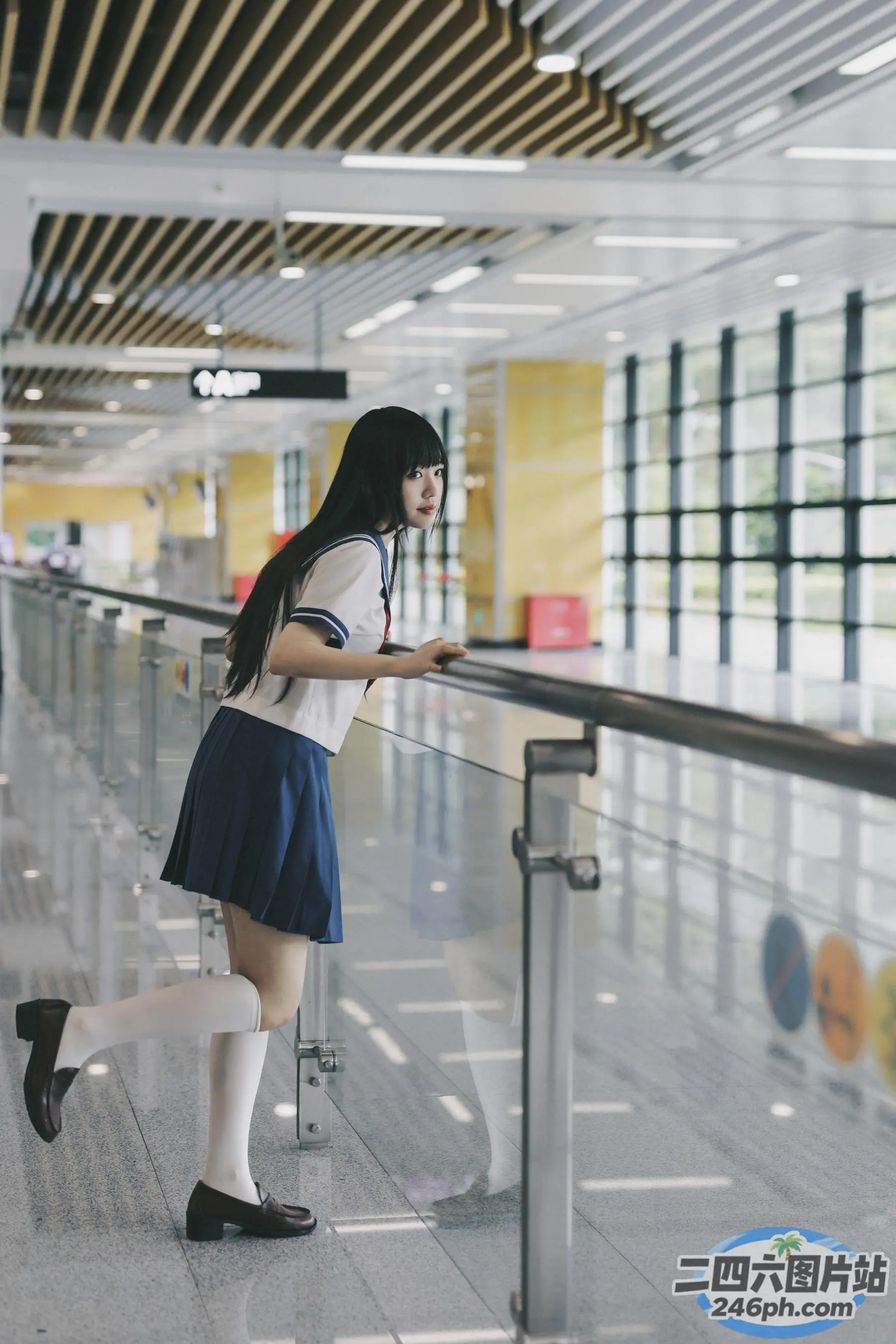 机场站着一名身穿校服的女子