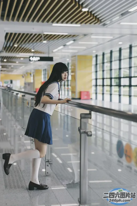 机场站着一名身穿校服的女子