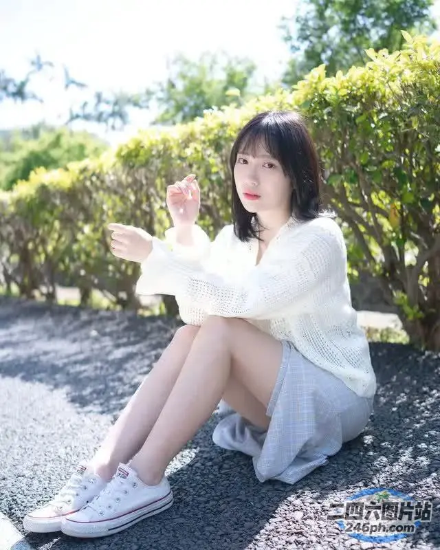 阿拉菲女子双腿交叉坐在地上