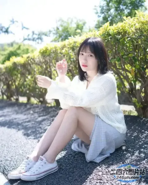 阿拉菲女子双腿交叉坐在地上