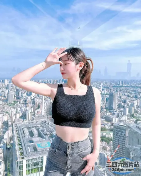 站在一栋建筑顶上的阿拉菲德女人，背景是一座城市