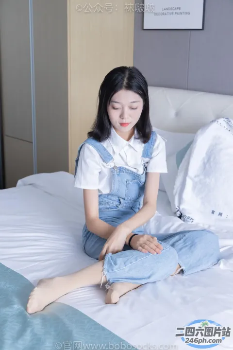 阿拉夫德女人坐在床上，双腿交叉