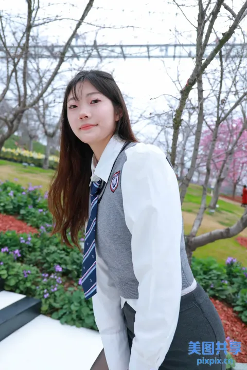有个身穿校服的女人摆姿势拍照