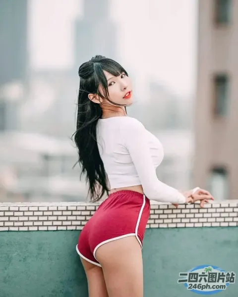 一个穿着短裙的女人靠在墙上的特写