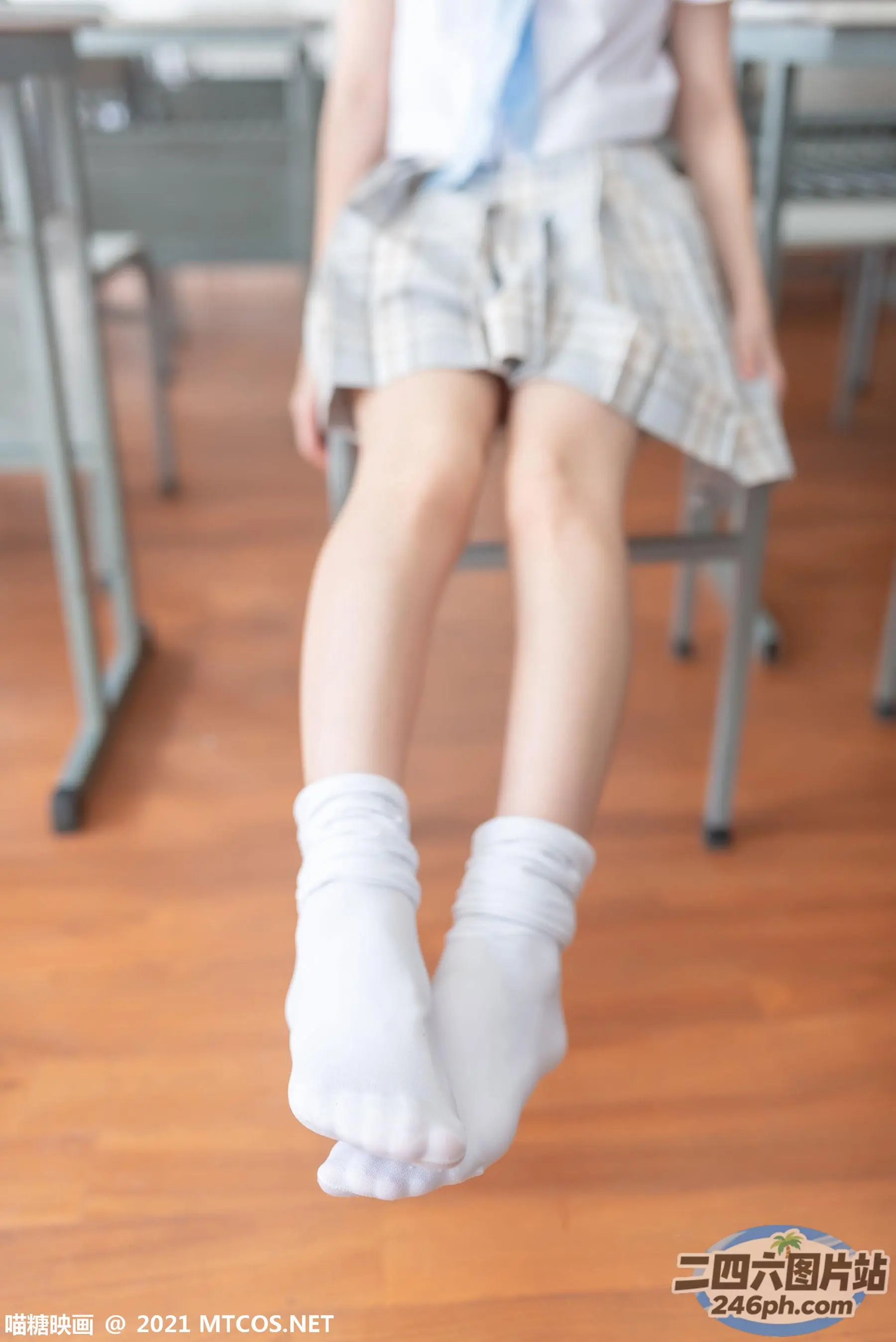 有一个年轻的女孩坐在椅子上，双脚抬起
