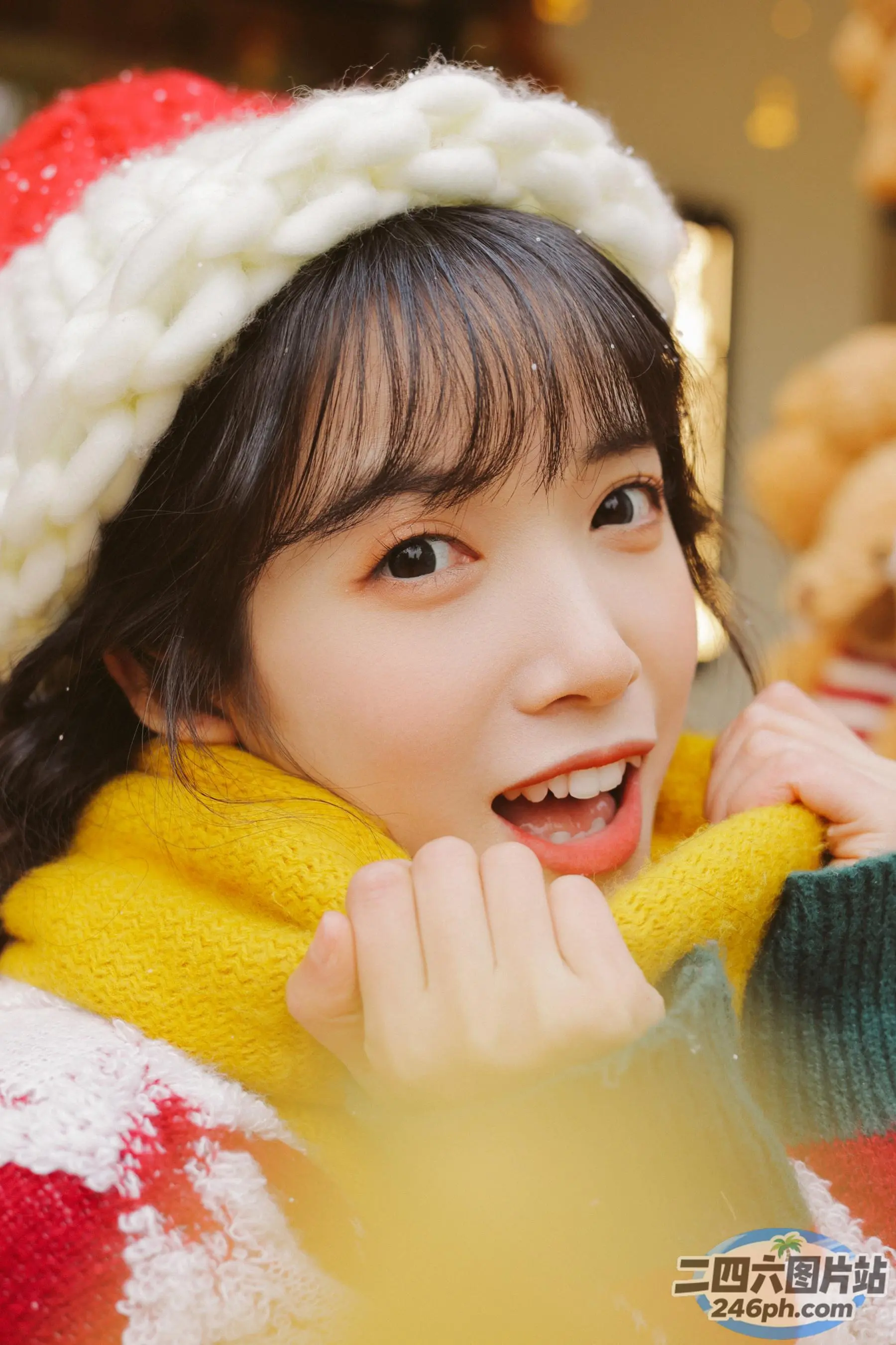 戴帽子和围巾的年轻女孩的特写